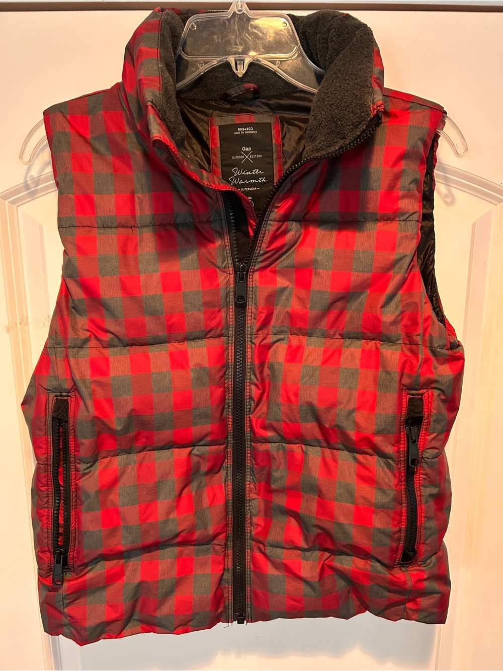 GAP Red and Black Buffalo Plaid Quilted Vest size small